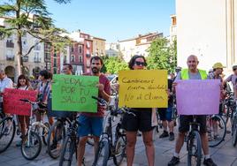 400 personas reivindican el uso de los carriles bici en Logroño a ritmo de Rafaella Carrá