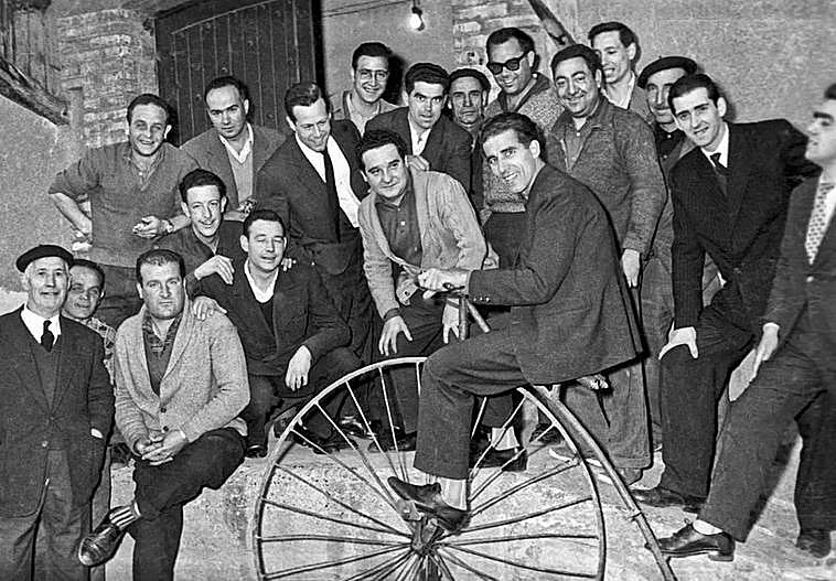 Federico Martín Bahamontes montado en el sillín de la bici de fierro en una visita que realizó a Cenicero en 1960. Bahamontes acababa de ganar un Tour de Francia (1959) y rendía visita a la localidad.