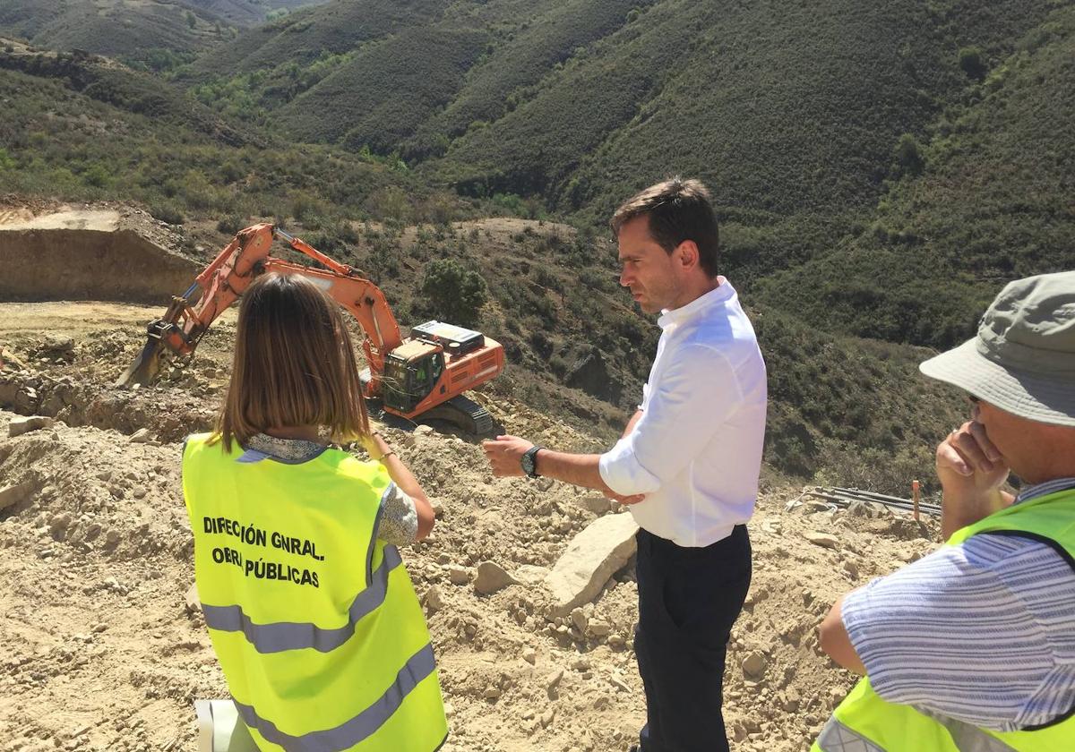 Osés visita los trabajos en la LR-476, en San Vicente de Robres