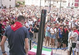 El deportista Alain Santamaría, en el momento de prender el cohete ante una plaza llena de público.