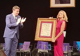 Pepa Fernández, con el alcalde Diego Bengoa.