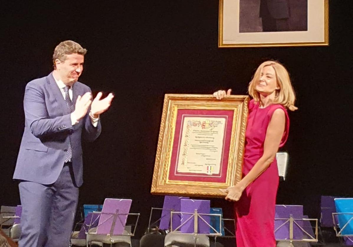 Pepa Fernández, con el alcalde Diego Bengoa.