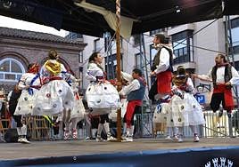 Coletores en el festival de danzas del 2022.