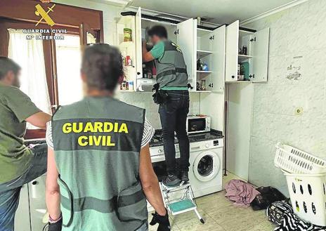 Imagen secundaria 1 - Arriba, un agente inspecciona la furgoneta en la que trasladaron a Djafer. Debajo, momento de la recogida de objetos en la vivienda de Alberite y J. A., el día del registro de su casa en Alberite. 