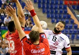 Ponciano se dispone a lanzar en el partido ante el Melsungen.