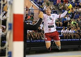 Zaja se eleva para lanzar a portería.