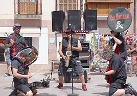 Actuación de Rockalean, ayer por las calles de la villa.
