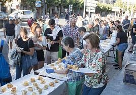 Reparto de pinchos de tortilla, el pasado año.