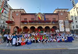 Integrantes de las cuatro agrupaciones folclóricas del festival de Calahorra posan juntos.