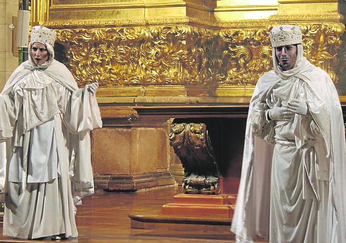 Los actores, durante uno de los cuadros en la iglesia.