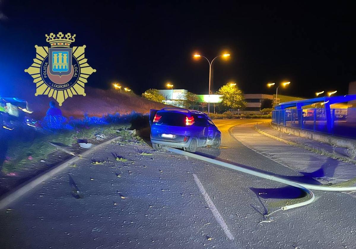 El vehículo derribó una farola en la calle La Nevera.