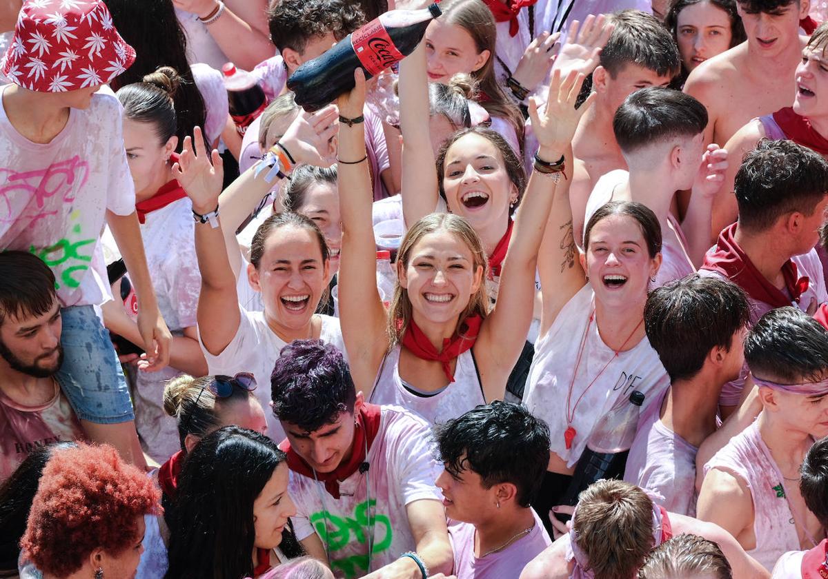 Jóvenes alfareñas durante el cohete.