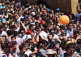 La cuesta del Caño, llena de jóvenes celebrando el inicio de las fiestas.