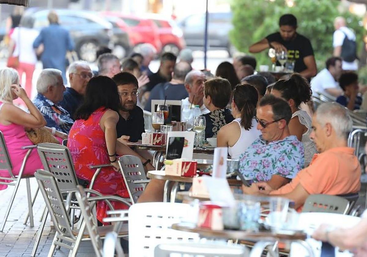Terraza de un bar de Logroño ayer, una alternativa contra el calor.