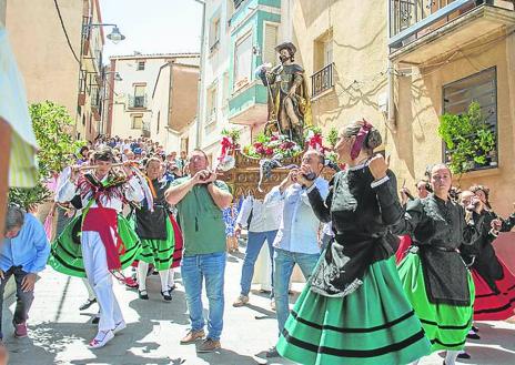 Imagen secundaria 1 - Los danzantes de Puente Moros en la procesión de Alcanadre, arriba. San Roque en Tudelilla con las danzas de Rodezno y oncierto de jotas de Estampa Navarra en Aguilar. 