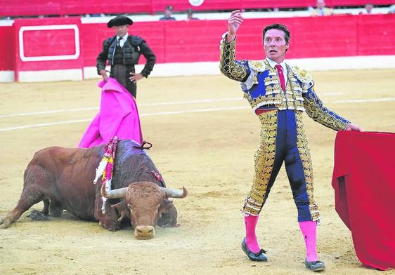 Diego Urdiales saluda después de terminar la faena con uno de sus toros.