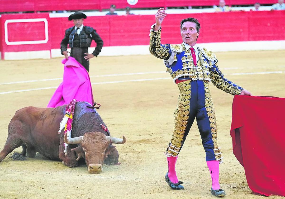 Diego Urdiales saluda después de terminar la faena con uno de sus toros.