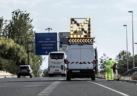 Trabajadores realizan labores de limpieza en la zona del accidente.
