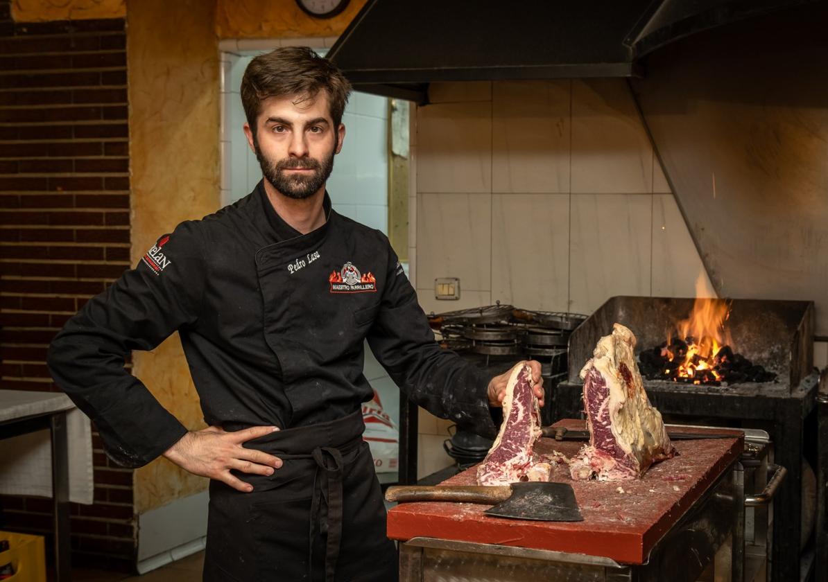 Pedro Lasa, en el asador de Mesón Egüés, con unas piezas de carne.