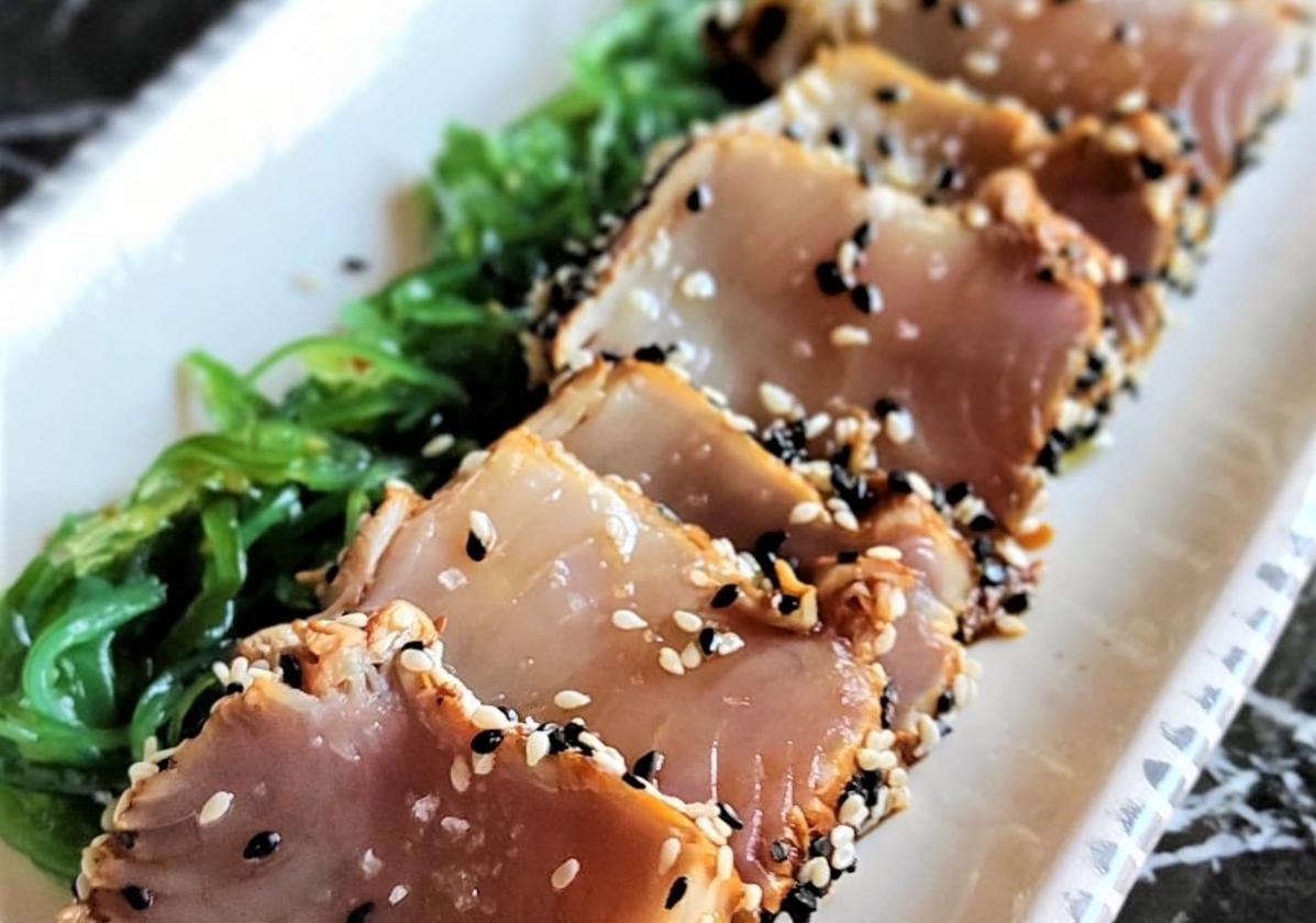 Una ración de bonito, con alga wakame y sésamo.