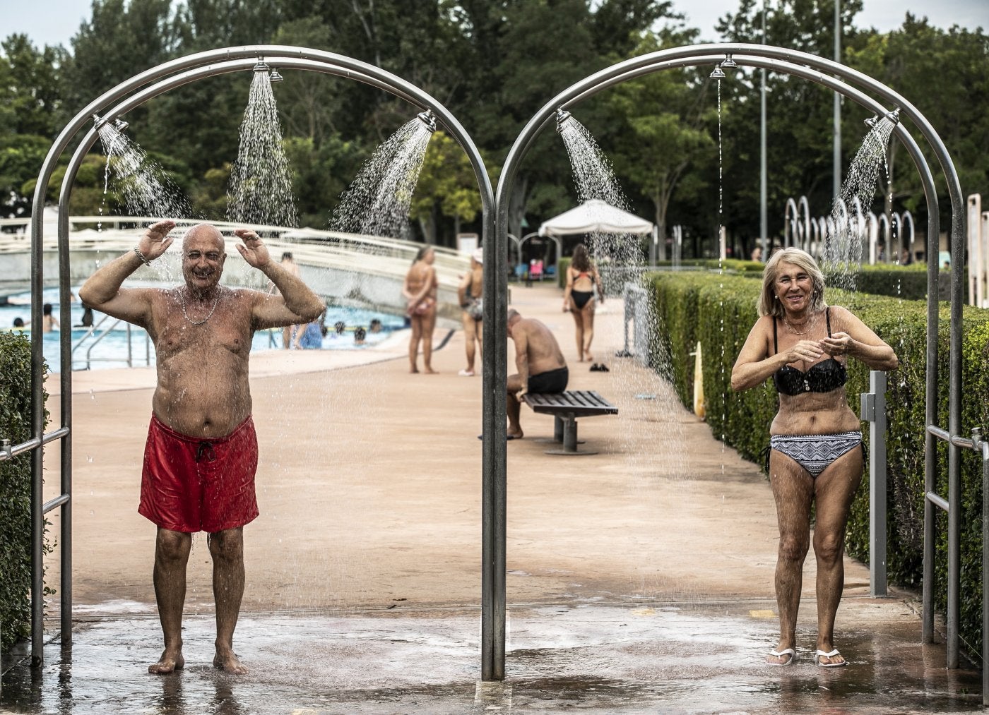 Ricardo y Toñi, en las duchas de las piscinas.