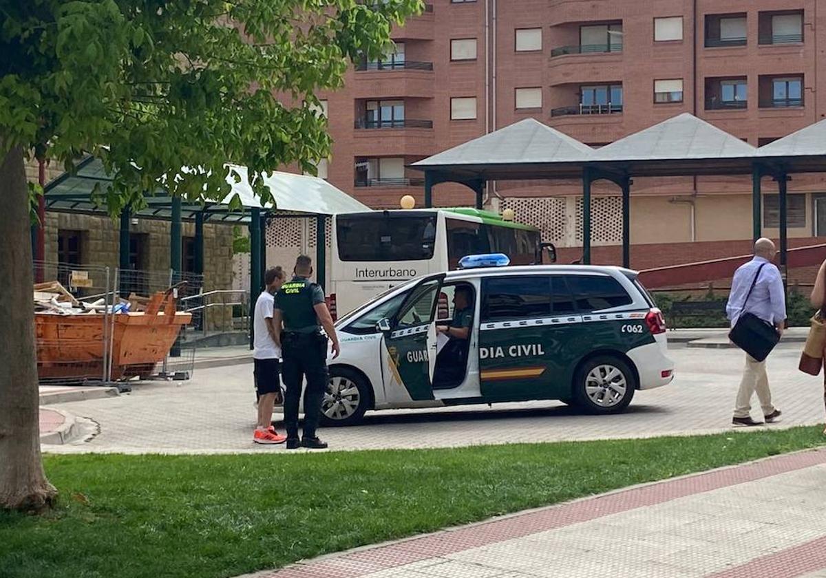 Agentes de la Guardia Civil trasladan a uno de los detenidos por el asesinato de Guillermo Castillo desde los Juzgados de Haro.