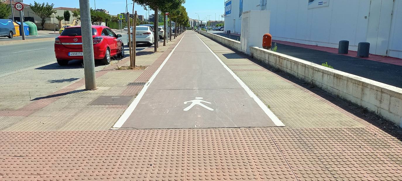 Carril bici en la calle de las Tejeras, reconvertido en peatonal, que ocupa la mayor parte de la acera. 