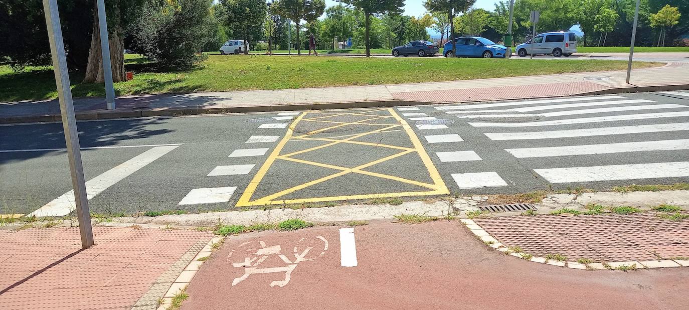 Paso de ciclistas sobre la calzada en la calle Manuel de Falla que acaba en un bordillo. 