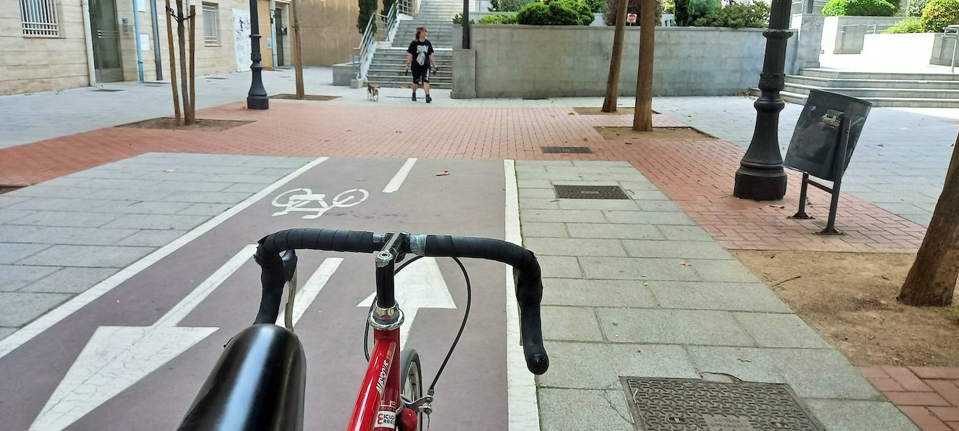 El carril bici de la plaza de la Constitución, sobre la zona peatonal, desaparece desembocando en unas escaleras. 