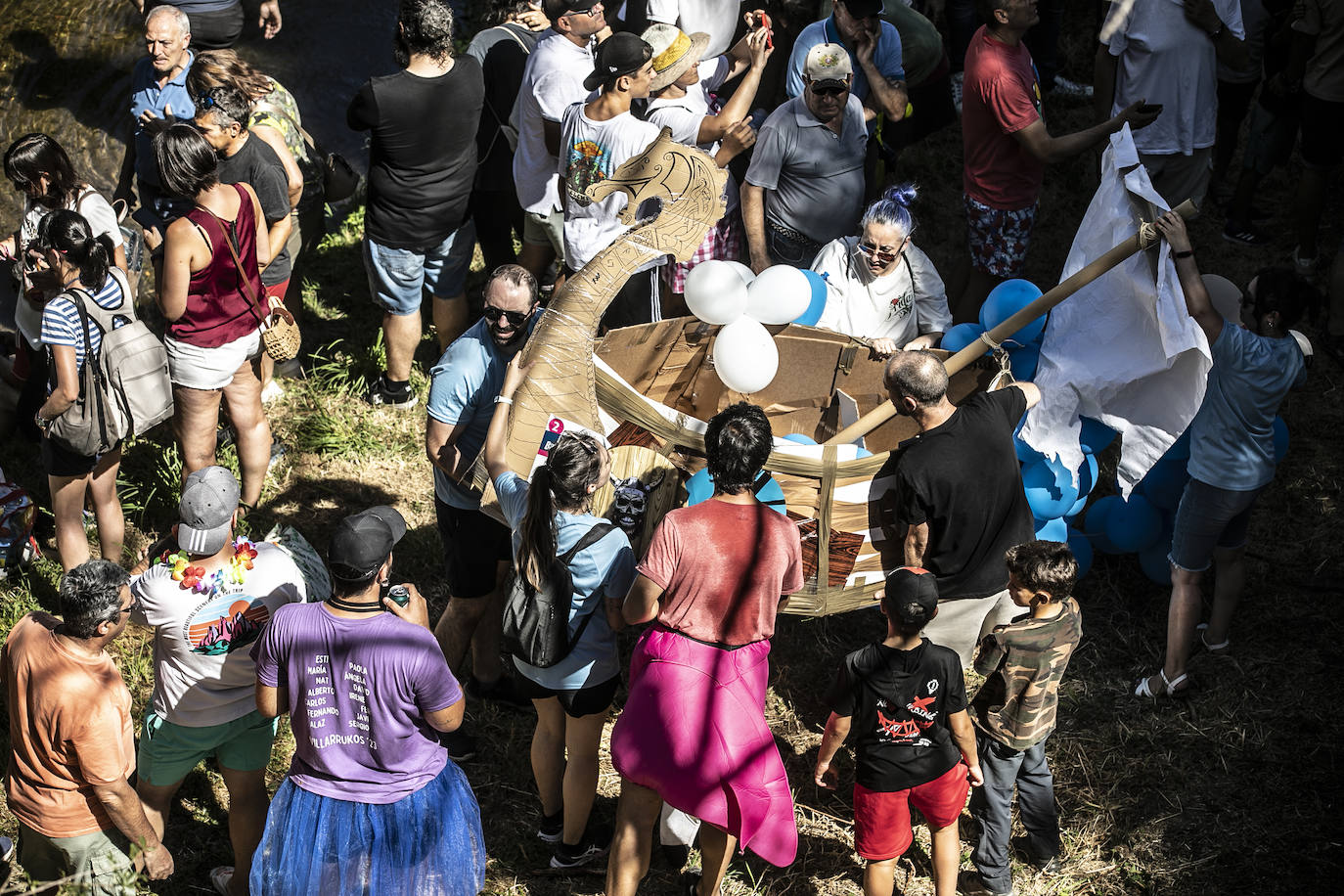 Veintitrés embarcaciones participan en la carrera de barcos de cartón de Villanueva