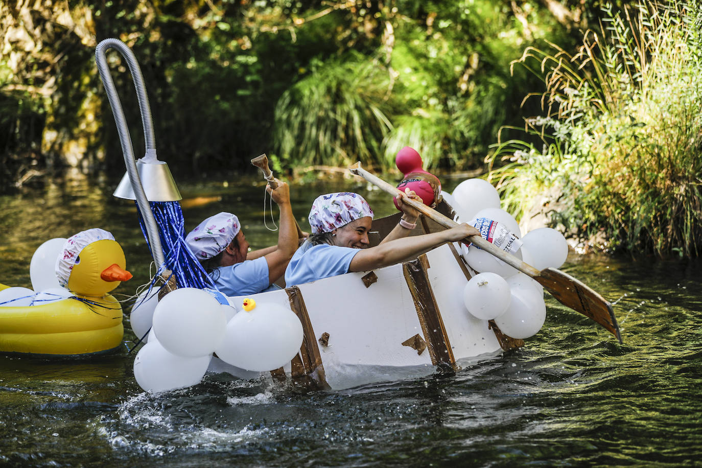 Veintitrés embarcaciones participan en la carrera de barcos de cartón de Villanueva