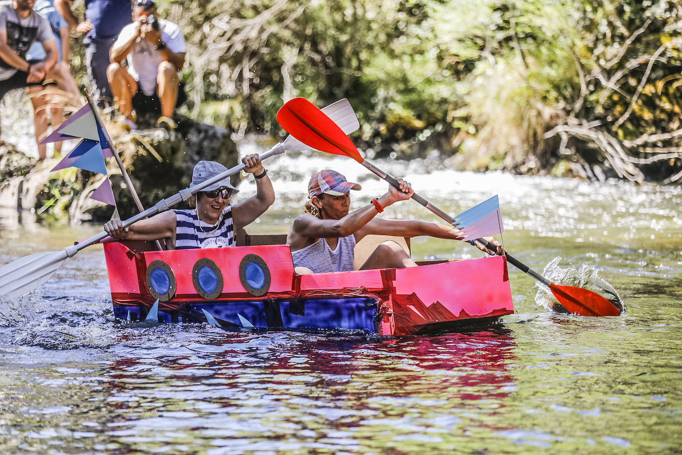 Veintitrés embarcaciones participan en la carrera de barcos de cartón de Villanueva