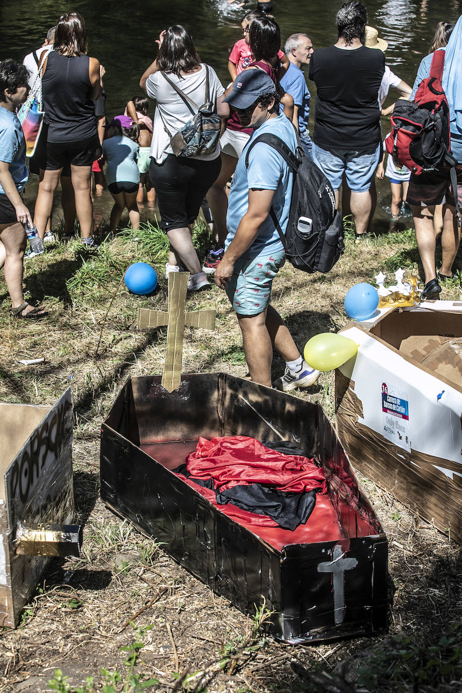 Veintitrés embarcaciones participan en la carrera de barcos de cartón de Villanueva