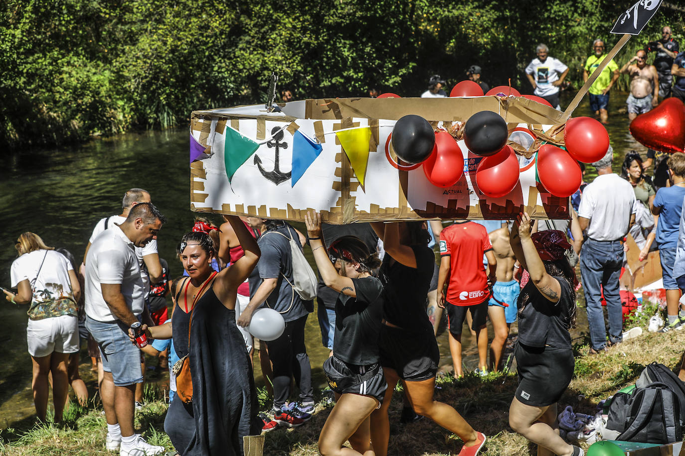 Veintitrés embarcaciones participan en la carrera de barcos de cartón de Villanueva