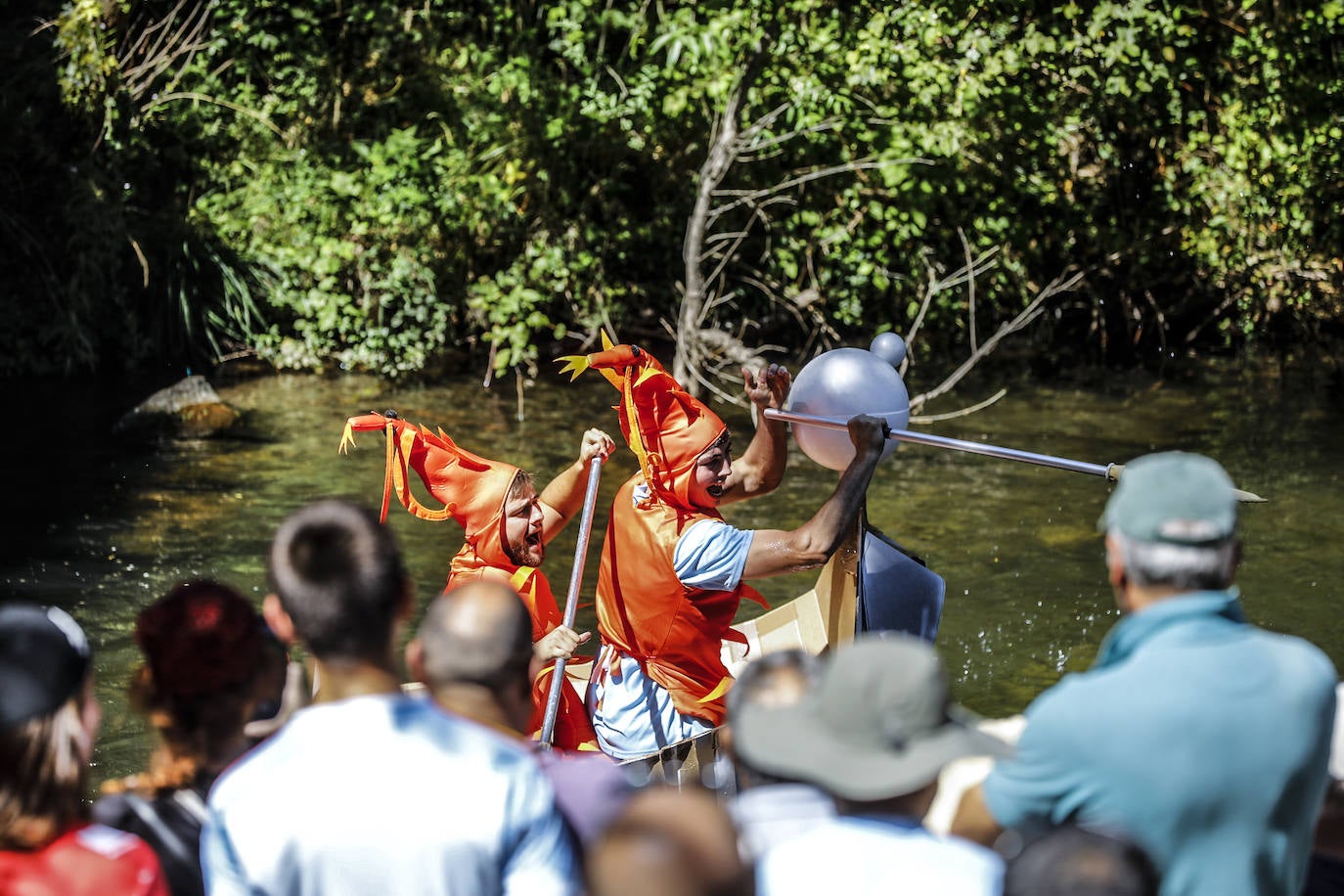 Veintitrés embarcaciones participan en la carrera de barcos de cartón de Villanueva