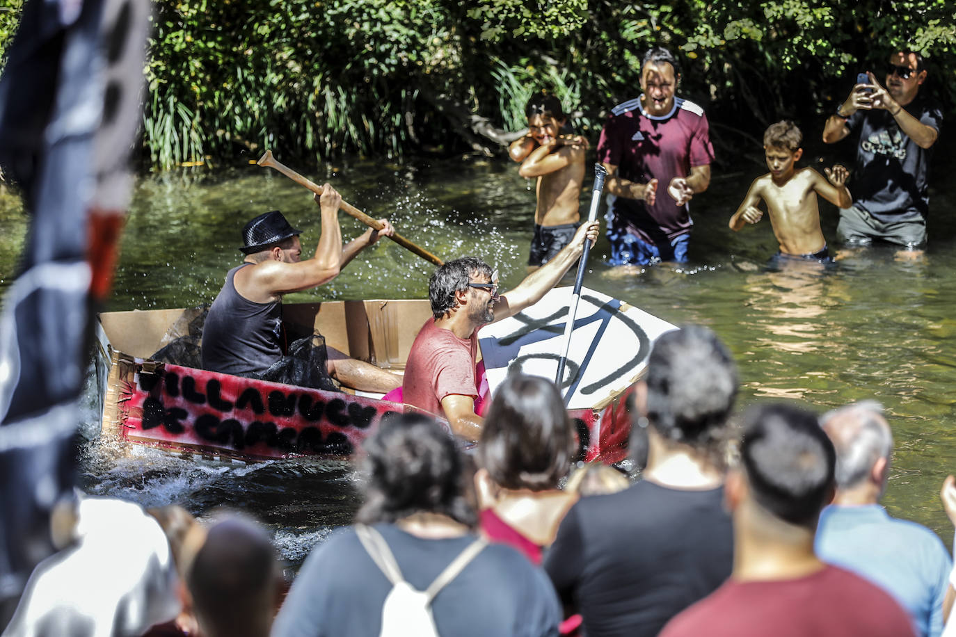 Veintitrés embarcaciones participan en la carrera de barcos de cartón de Villanueva