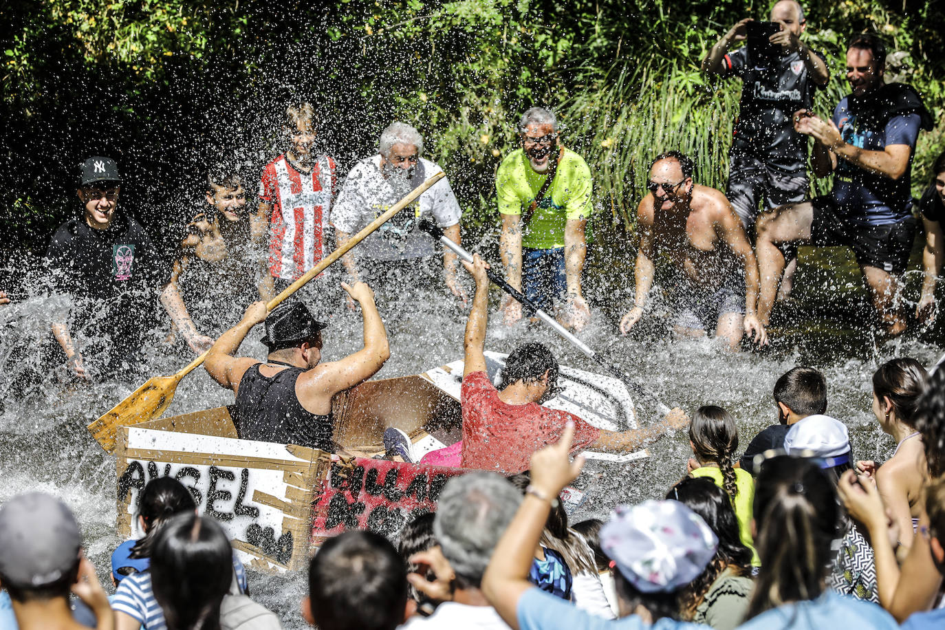 Veintitrés embarcaciones participan en la carrera de barcos de cartón de Villanueva