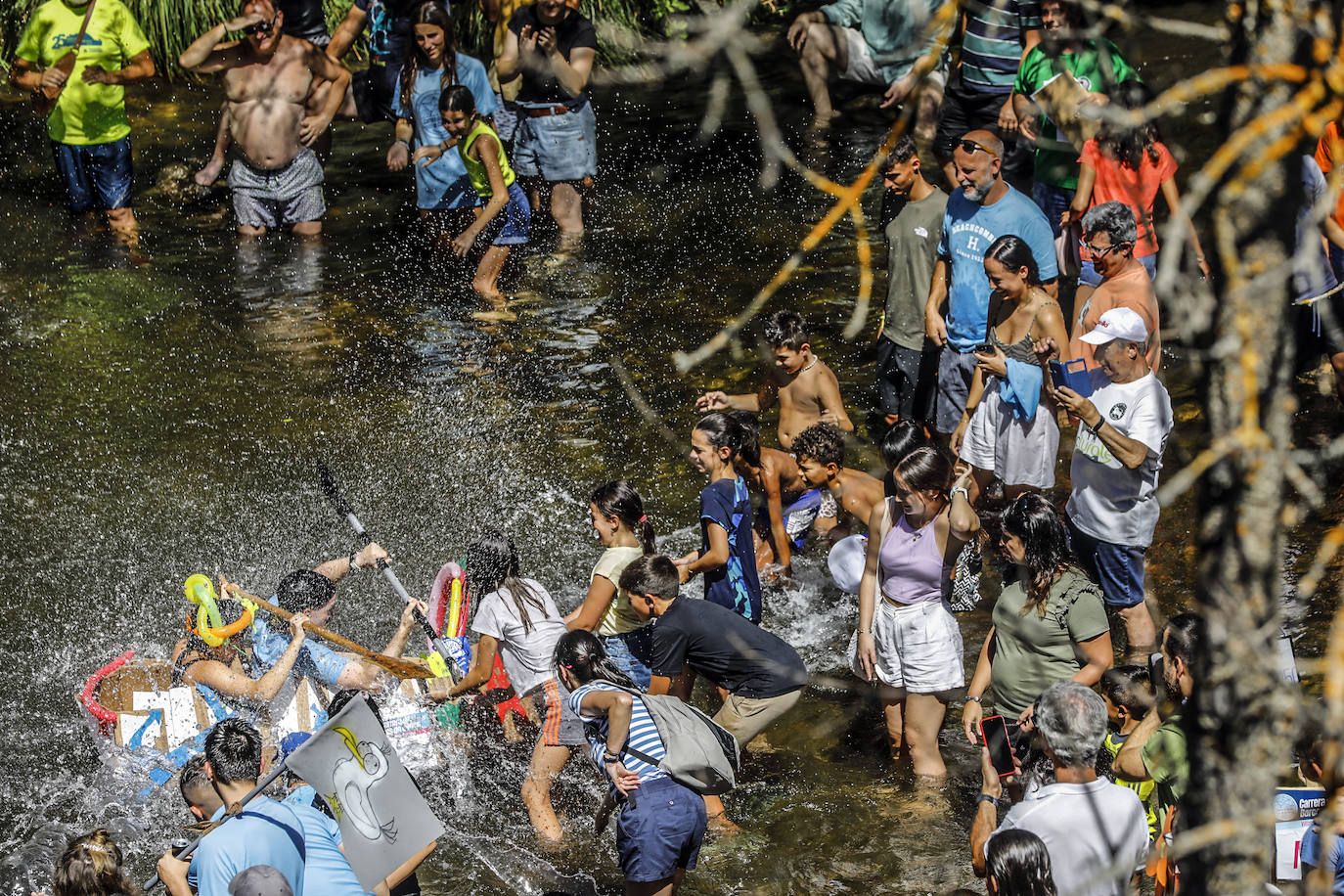 Veintitrés embarcaciones participan en la carrera de barcos de cartón de Villanueva