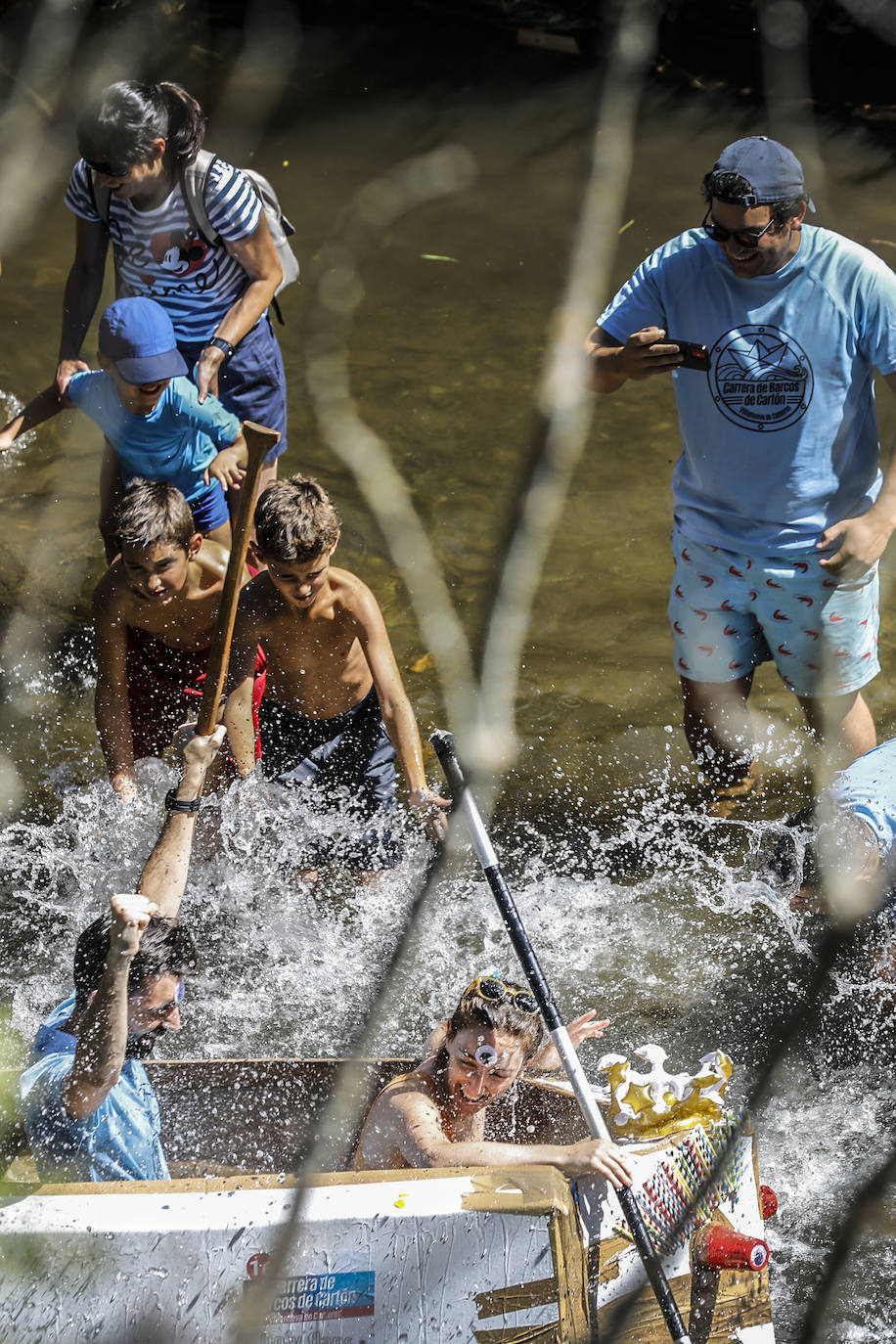 Veintitrés embarcaciones participan en la carrera de barcos de cartón de Villanueva