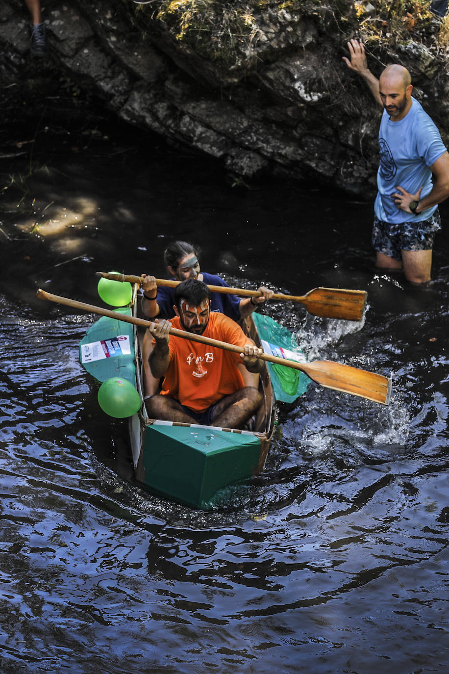 Veintitrés embarcaciones participan en la carrera de barcos de cartón de Villanueva