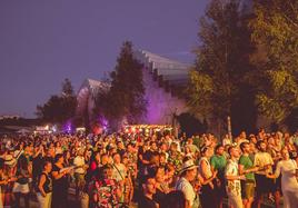 Decenas de personas disfrutan, en Bodegas Ysios, de los conciertos del festival Esférica Rioja Alavesa.