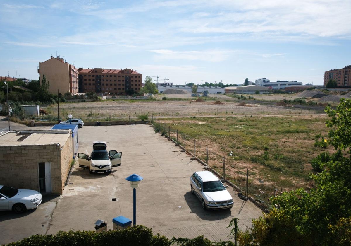 Vista general de la superficie del PERI 41 visto desde el lavadero de vehículos, única actividad que se mantiene en los terrenos que se reurbanizarán próximamente.