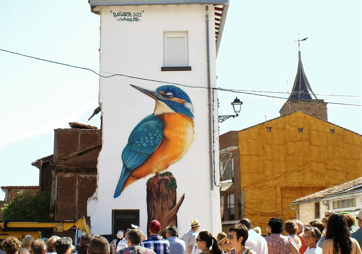 Vecinos y visitantes admiran una de las obras de la pasada edición de este encuentro artístico.