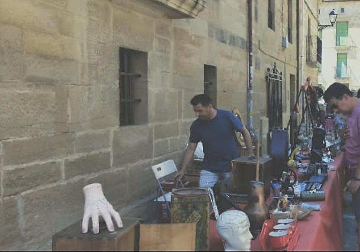 Los asistentes disfrutaron con la treintena de puestos instalados.