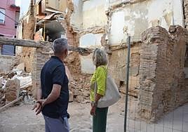 Antonio Mazo y Mónica Arceiz, esta mañana en la vivienda afectada.
