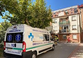 Servicios de emergencia y bomberos en la plaza Virgen de la Esperanza.