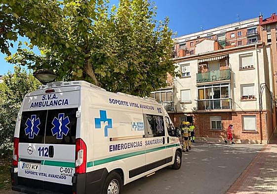 Servicios de emergencia y bomberos en la plaza Virgen de la Esperanza.