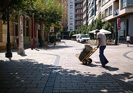 Francy transportando los cubos para la obra que está realizando.