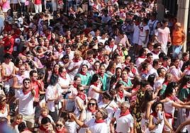 Las cuadrillas dieron las vueltas de tradición al monumento de la plaza.