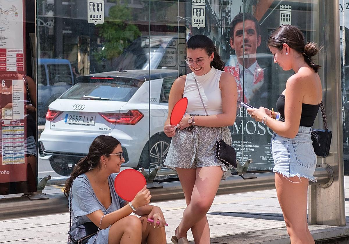 A la espera del autobús dándole al pai pai.